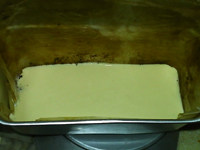 山寨奥利奥乳酪蛋糕,在铺好饼底的模具中倒入一半奶酪糊