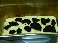 山寨奥利奥乳酪蛋糕,将20克黑曲奇掰成小块，放在奶酪糊上