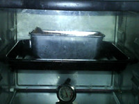 山寨奥利奥乳酪蛋糕,放入预热180度的烤箱，中层，烤约30-35分钟，
