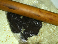 猕猴桃酒乳酪蛋糕,将黑曲奇装入保鲜袋，用擀面杖碾碎