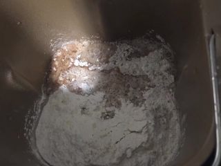 抹茶麻薯软欧,除开黄油所有面团材料放入面包机，启动揉面程序，揉到面团光滑后加入黄油继续揉面