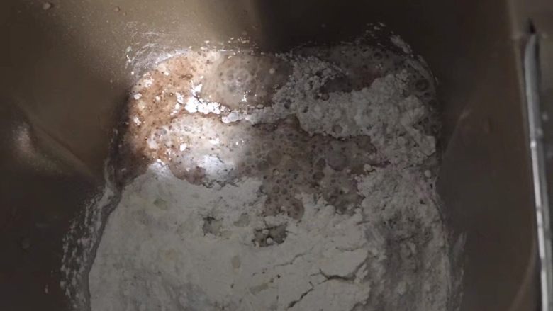 抹茶麻薯软欧,除开黄油所有面团材料放入面包机，启动揉面程序，揉到面团光滑后加入黄油继续揉面