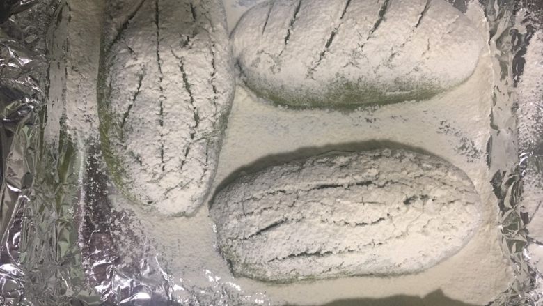 抹茶麻薯软欧,一次性发酵到面团两倍大，用面粉筛筛面粉，再用割刀把面包割出你想要的形状，继续发酵到2.5倍大小