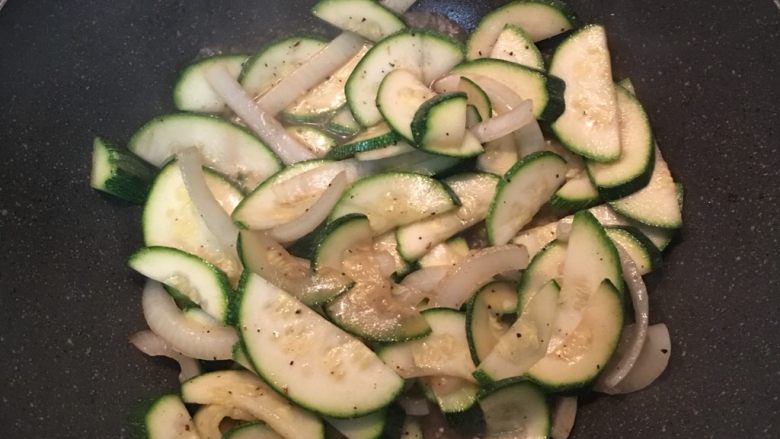 蚝油牛肉炒栉瓜,煮到栉瓜已熟但带脆度即可。