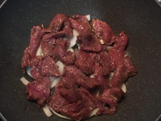 蚝油牛肉炒栉瓜,下牛肉快炒，