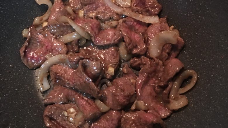 蚝油牛肉炒栉瓜,炒到7、8分熟后起锅倒回腌牛肉的容器中。