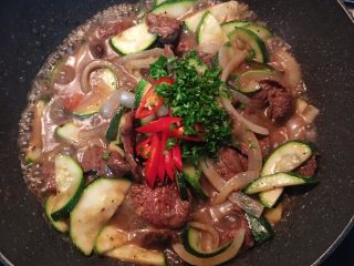 蚝油牛肉炒栉瓜,大火与牛肉和栉瓜共煮，这样会让汤汁带浓稠度。