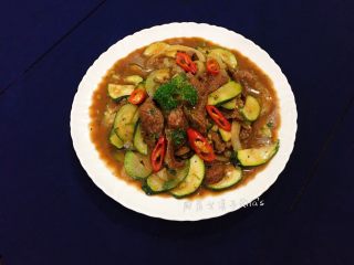蚝油牛肉炒栉瓜,汤汁不要收太干，拌饭很好吃喔。