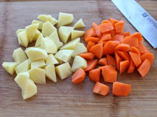 鸡肉咖喱饭,胡萝卜和土豆去皮后切滚刀块