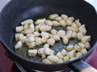 鸡肉咖喱饭,锅中放适量油烧热后，放入鸡丁翻炒至发白断生状态
