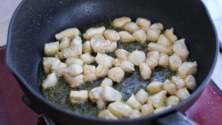 鸡肉咖喱饭,锅中放适量油烧热后，放入鸡丁翻炒至发白断生状态