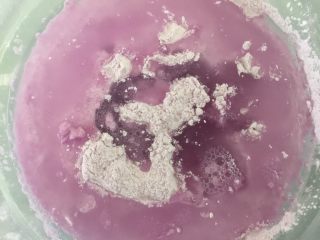 紫薯薄餐,开水把细砂糖化掉后倒入装有混合粉的碗里