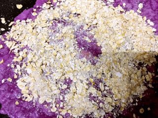 紫薯薄餐,在上面撒上馅料，多少视自己口味而定