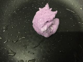 紫薯薄餐,放入三分一的面团，小火