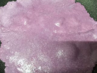 紫薯薄餐,压成薄薄的一片，表面颜色变深的时候翻面，大概一分钟