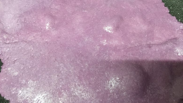 紫薯薄餐,压成薄薄的一片，表面颜色变深的时候翻面，大概一分钟