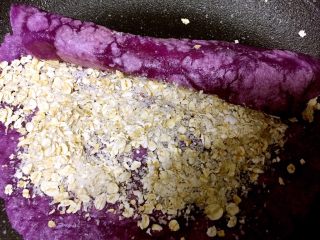 紫薯薄餐,卷起来，有点热，要借助工具，然后上碟切块食用
