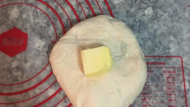 最爱面包+ 烟熏起司面包卷,接着压扁后放上无盐奶油,揉到奶油完全被面团吸收即可,