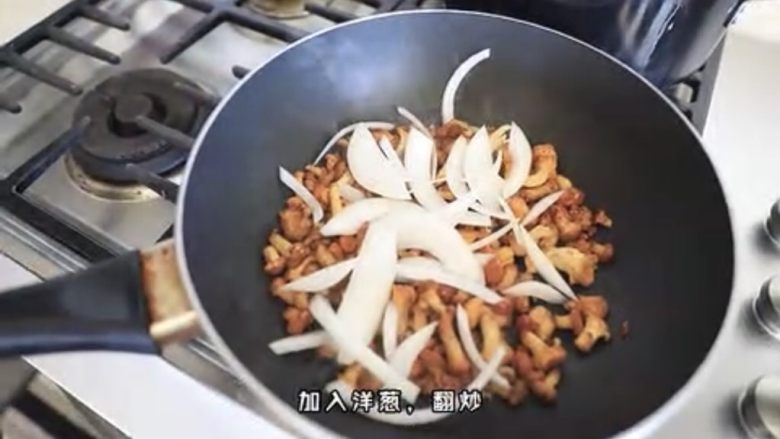 洋葱炒鸡油菌,均匀炒拌后首先放入洋葱条进行翻炒