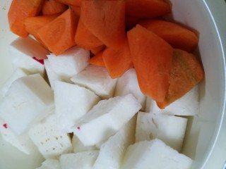 排骨滋补汤,最后放入胡萝卜和白萝卜煲15分钟，放入盐和鸡精调味。