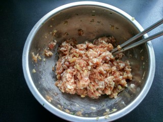 糖醋菜  糖醋藕丸,用筷子将肉末顺一个方向搅拌起筋。