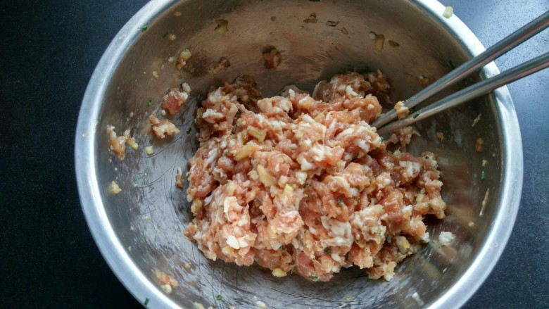 糖醋菜  糖醋藕丸,用筷子将肉末顺一个方向搅拌起筋。