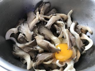 干炸蘑菇,放一个鸡蛋