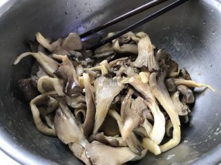 干炸蘑菇,加胡椒粉搅拌均匀