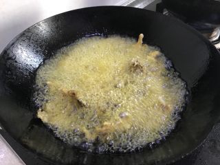 干炸蘑菇,油温再次升高，把蘑菇倒入炸第二遍