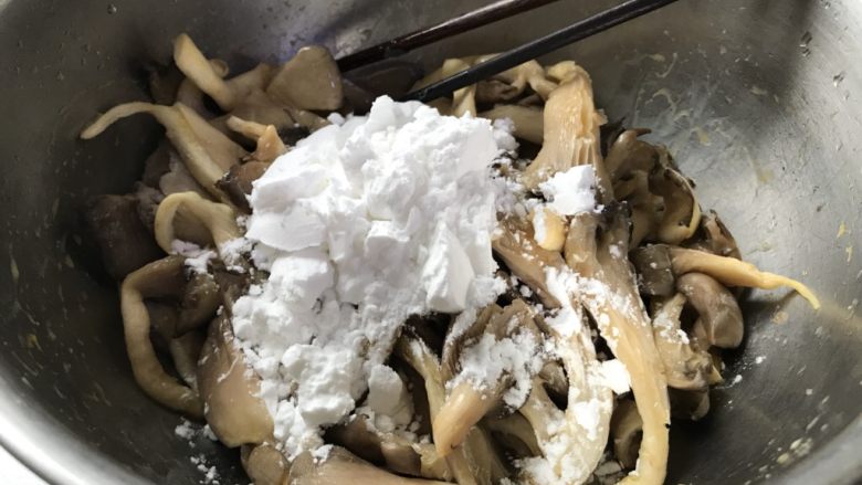 干炸蘑菇,然后加入淀粉