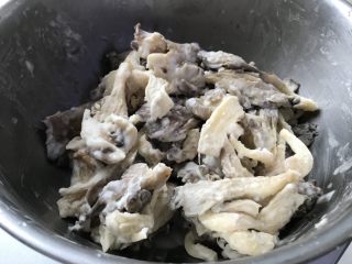 干炸蘑菇,搅拌成粘粘的状态，如果干就加些水