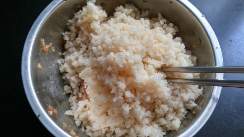 糖醋菜  糖醋藕丸,将切碎的藕丁放入肉末中，加入两勺淀粉。