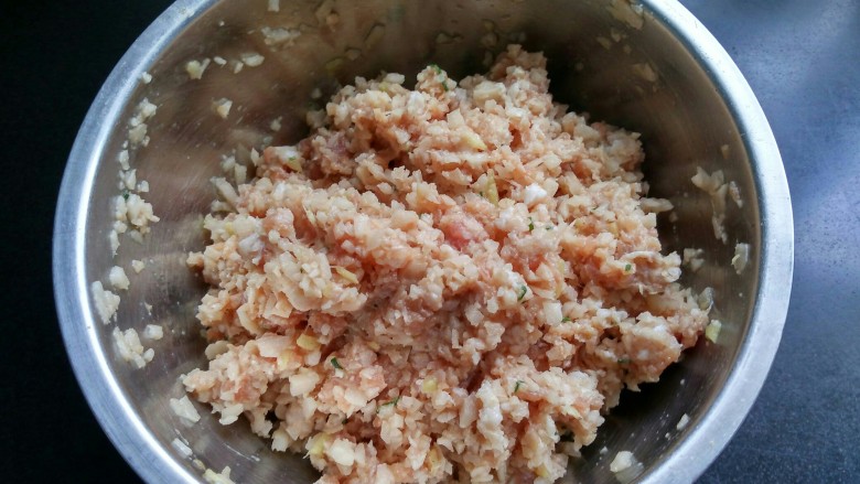 糖醋菜  糖醋藕丸,将藕和肉末搅拌均匀。