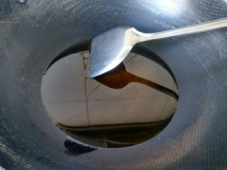 糖醋菜  糖醋藕丸,锅内放油，烧至7成热放入丸子。