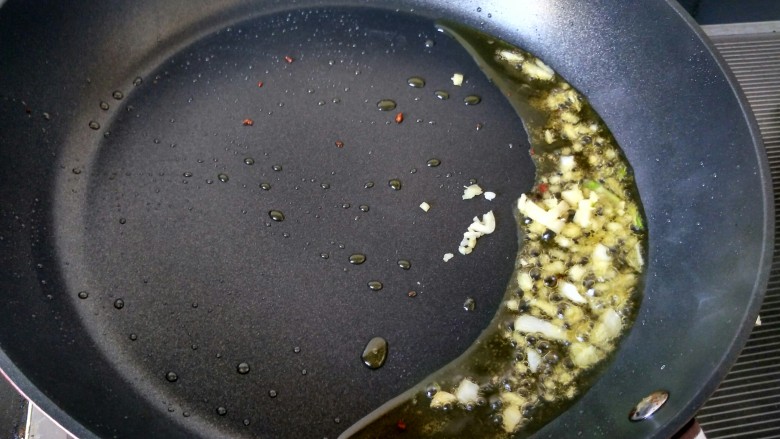 糖醋菜  糖醋藕丸,锅内放少量油，将生姜爆香。