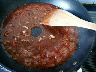 糖醋菜  糖醋藕丸,将锅内酱汁炒至浓稠鼓泡。