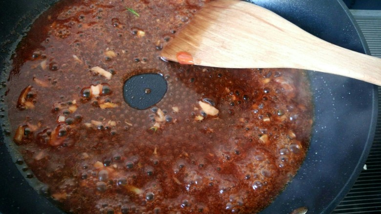 糖醋菜  糖醋藕丸,将锅内酱汁炒至浓稠鼓泡。