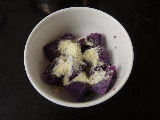 桂花紫薯糯米饭,熟紫薯加入奶粉与小许的糖