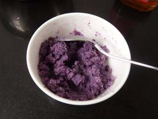 桂花紫薯糯米饭,紫薯按压成泥