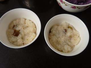 桂花紫薯糯米饭,取小一小碗，抹点油后，铺一层糯米饭