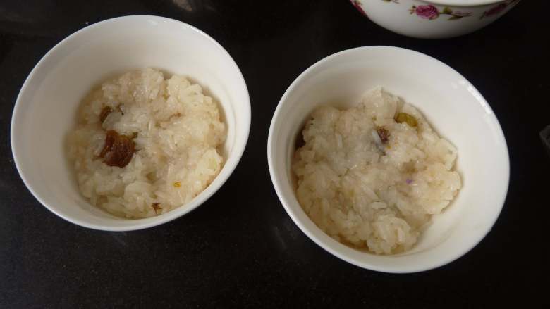 桂花紫薯糯米饭,取小一小碗，抹点油后，铺一层糯米饭