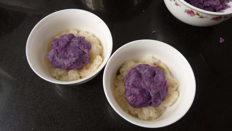 桂花紫薯糯米饭,放一团紫薯泥