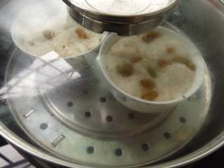 桂花紫薯糯米饭,沸水入锅，蒸10分钟