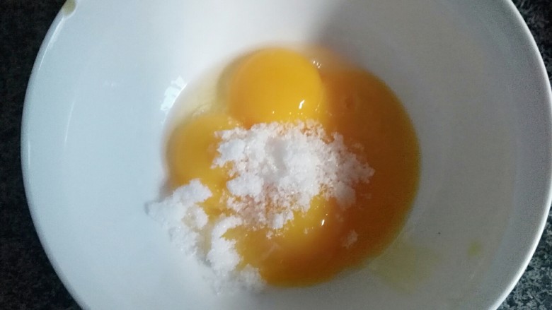 奶油蛋糕卷,白砂糖A分成5g和15g
蛋黄加入5g白砂糖