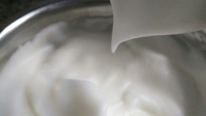 奶油蛋糕卷,打至提起打蛋器可见自然垂下的弯钩即可
