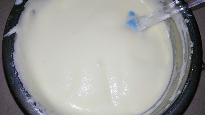 奶油蛋糕卷,再将蛋糊倒回至打发的蛋白中翻拌均匀
不可过多搅拌以免消泡
