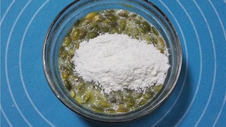 酥脆香甜的南瓜籽瓦片,筛入低粉。