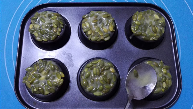 酥脆香甜的南瓜籽瓦片,用小勺轻轻整理成圆形。