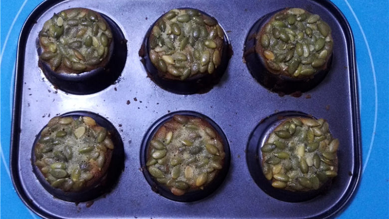 酥脆香甜的南瓜籽瓦片,放入烤箱，160度烘烤10分钟，至表面上色.
