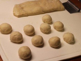 最爱面包+红豆面包,取出面团，压平，切割成60g的面团，滚成小圆面团，覆盖静置30分钟。